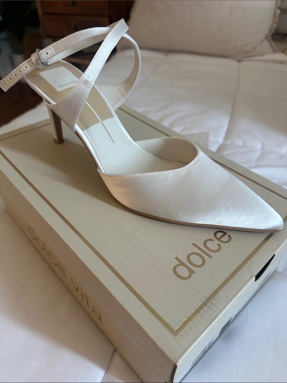 NWT Dolce Vita Eliora Pointed Toe Ankle Strap Pumps - True White Satin